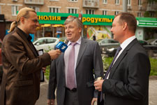 Ведущий юбилея Михаил Диденко - интервью с гостями праздника рядом со входом в ресторан Наполеон www.didenkom.ru
